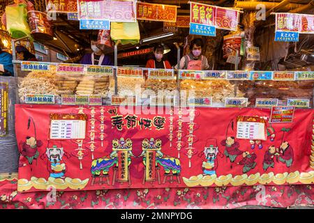 Stallo al mercato di Capodanno di Dihua St a Taipei che vende varie preparazioni di calamari e maiale essiccato. Foto Stock