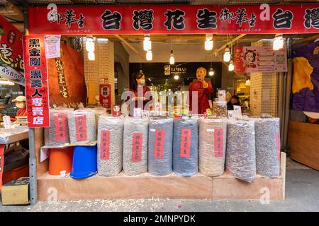 Un negozio che vende spuntini tradizionali, semi da sole e arachidi aromatizzate al mercato di Capodanno di Dihua a Taipei, Taiwan Foto Stock