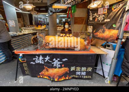 Vendita di pelle di maiale croccante al mercato di Capodanno di Dihua a Taipei, Taiwan. Foto Stock