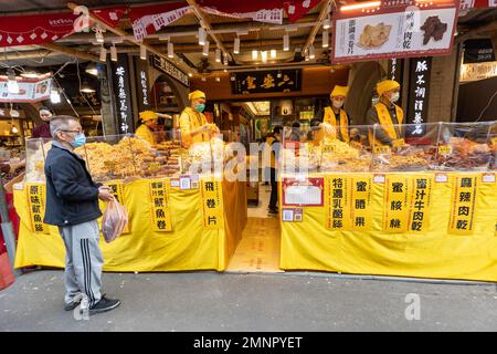 Una bancarella che vende calamari secchi, noci, carni secche e altri spuntini al mercato Dihua St New Yeras a Taipei, Taiwan. Foto Stock