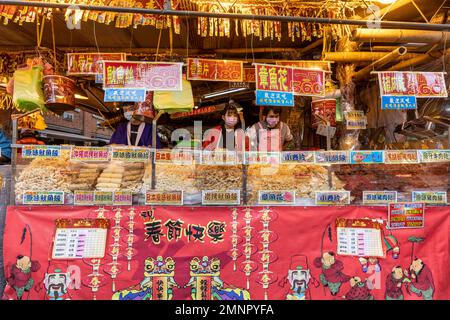 Stallo al mercato di Capodanno di Dihua St a Taipei che vende varie preparazioni di calamari e maiale essiccato. Foto Stock