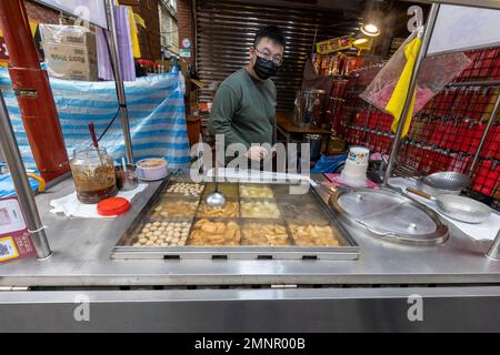 Stand che vende polpette, palle di pesce e altri tipi di zuppa al mercato di Capodanno di Dihua a Taipei, Taiwan Foto Stock