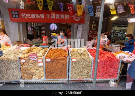 Stallo al mercato di Capodanno di Dihua St a Taipei che vende spuntini tradizionali. Foto Stock