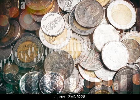 Doppia esposizione di grafico, stock display e monete di denaro disposti come un grafico, risparmio, business concept.for sfondo Foto Stock