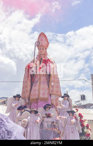 Immagine del patrono san Idelfonso nella processione per il 450th° anniversario della fondazione della dottrina di San Ildefonso a Caraz. Foto Stock