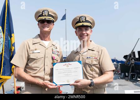 221005-N-ZA692-1 PORTA HAMAD, Qatar (ott 5, 2022) Vice ADM. Brad Cooper, comandante del comando centrale delle forze navali degli Stati Uniti, della flotta degli Stati Uniti 5th e delle forze marittime combinate, a destra, presenta una medaglia di servizio meritoria al CMdR. Mark Gallagher durante una cerimonia di cambio di comando a bordo del cacciatorpediniere missilistico guidato USS Delbert D. Black (DDG 119), ottobre 5. Durante la cerimonia, CMdR. Adam Stein sollevò Gallagher come comandante di Delbert D. Black. Foto Stock