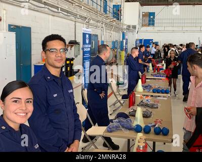 Stazione aerea della Guardia Costiera Borinquen e Ufficio di reclutamento della Guardia Costiera Aguadilla, ha celebrato una giornata di carriera per oltre 230 studenti delle scuole superiori di quattro scuole separate ad Aguadilla, Porto Rico 5 ottobre 2022. Gli studenti hanno assistito a una dimostrazione dal vivo di ricerca e salvataggio da parte di un equipaggio di elicotteri MH-60T Jayhawk e di un nuotatore di salvataggio e hanno interagito con altre unità e personale della Guardia Costiera per conoscere le varie missioni e carriere della Guardia Costiera degli Stati Uniti. (STATI UNITI Guardia costiera foto) Foto Stock