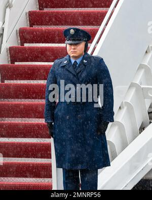 Un Airman dell'aeronautica degli Stati Uniti, parte dell'equipaggio dell'aeronautica due, sta alla posizione di attenzione alla base dei gradini che conducono all'aereo alla base della guardia nazionale di Bradley Air, Granby orientale, Connecticut, 5 ottobre 2022. Il vice presidente Kamala Harris si è recato in Connecticut tramite l'Air Force 2 per parlare a un evento tenutosi presso la Central Connecticut state University. Foto Stock