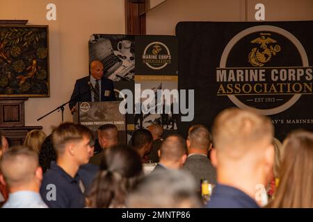 Charles Chiarotti, presidente e amministratore delegato della Marine Corps Association, interviene durante la quarta cena professionale annuale MCA Okinawa al Camp Butler Officers’ Club, Camp Foster, Giappone, 6 ottobre 2022. Gli eventi serali includevano relatori ospiti, cena e si sono conclusi con una presentazione premiata che premiava l'eccellenza professionale tra le installazioni III MEF e Marine Corps Pacific Marines e marinai. Foto Stock