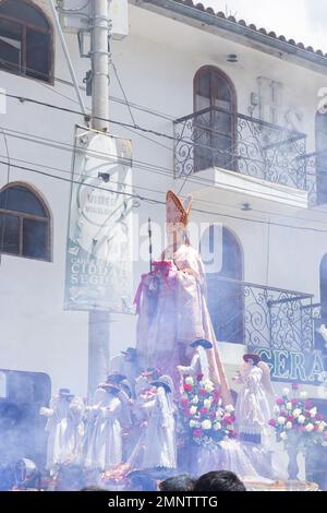 Immagine del patrono san Idelfonso nella processione per il 450th° anniversario della fondazione della dottrina di San Ildefonso a Caraz. Foto Stock