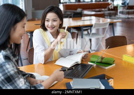 Giovani donne nello studio Foto Stock