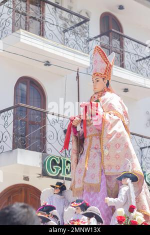 Immagine del patrono san Idelfonso nella processione per il 450th° anniversario della fondazione della dottrina di San Ildefonso a Caraz. Foto Stock