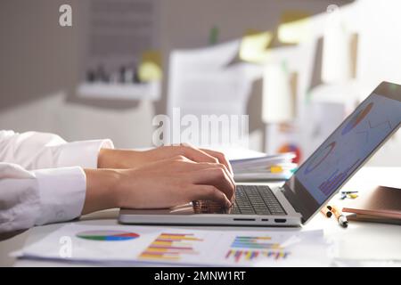 Esempi di idea di analisi aziendale rendono Una grande Analystㅍ aziendale Foto Stock