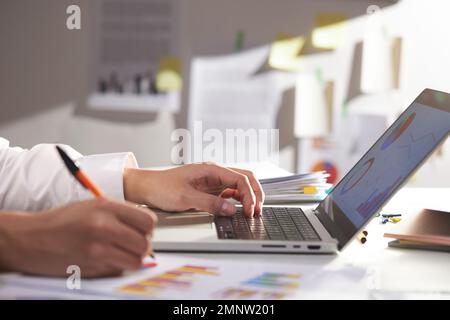 Esempi di idea di analisi aziendale rendono Una grande Analystㅍ aziendale Foto Stock