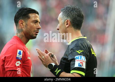 Stadio Allianz, Torino, Italia, 29 gennaio 2023, Armando Izzo (AC Monza) contesta con l'arbitro della partita Gianluca Aureliano durante la Juventus FC vs Foto Stock