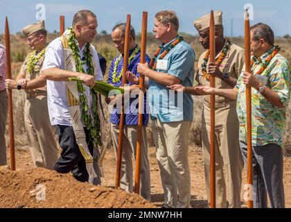 EWA BEACH, Hawaii (7 ottobre 2022) Rear Adm. Stephen Barnett, Comandante della regione della Marina delle Hawaii, apre la strada alla cerimonia di inaugurazione e benedizione di Kupono Solar, un nuovo impianto fotovoltaico e di stoccaggio delle batterie che aiuterà a stabilizzare i costi energetici, ridurre il consumo di carburante e migliorare l'indipendenza energetica. Kupono Solar sarà costruito su circa 131 acri di terreno federale all'interno del Department of Defense West Loch Annex e inizierà le operazioni nel 2024. Kupono Solar,Melvin J. Gonzalvo,Stephen Barnett,West Loch Annex,rivoluzionario,solare, Foto Stock