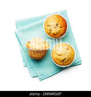 Muffin dolci alla vaniglia isolati su fondo bianco. Foto Stock