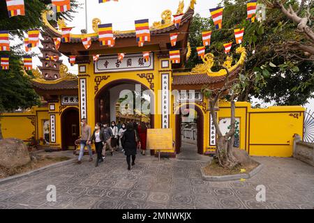 Hanoi, Vietnam, gennaio 2023. I fedeli all'interno della Pagoda Tran Quoc, il più antico tempio buddista di Hanoi, si trova su una piccola isola vicino al sou Foto Stock