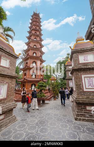 Hanoi, Vietnam, gennaio 2023. I fedeli all'interno della Pagoda Tran Quoc, il più antico tempio buddista di Hanoi, si trova su una piccola isola vicino al sou Foto Stock