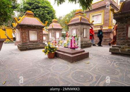 Hanoi, Vietnam, gennaio 2023. I fedeli all'interno della Pagoda Tran Quoc, il più antico tempio buddista di Hanoi, si trova su una piccola isola vicino al sou Foto Stock