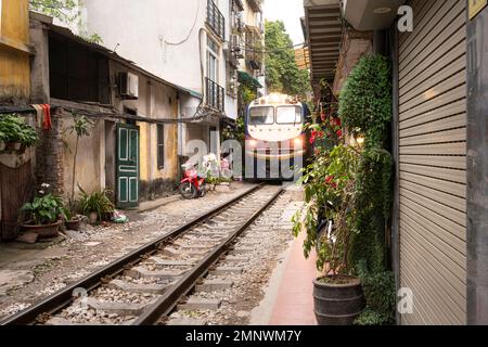 Hanoi, Vietnam, gennaio 2023. Hanoi, Vietnam, gennaio 2023. le tracce tra le case del vecchio quartiere del centro della città Foto Stock