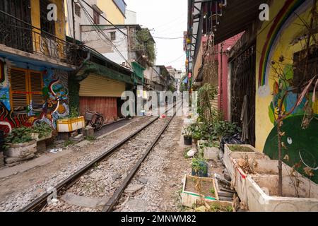 Hanoi, Vietnam, gennaio 2023. Hanoi, Vietnam, gennaio 2023. le tracce tra le case del vecchio quartiere del centro della città Foto Stock