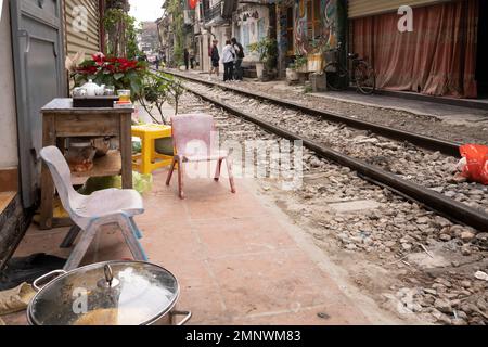 Hanoi, Vietnam, gennaio 2023. Hanoi, Vietnam, gennaio 2023. le tracce tra le case del vecchio quartiere del centro della città Foto Stock