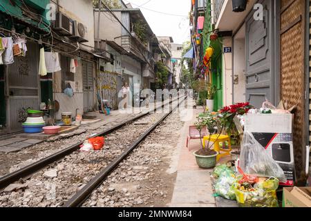 Hanoi, Vietnam, gennaio 2023. Hanoi, Vietnam, gennaio 2023. le tracce tra le case del vecchio quartiere del centro della città Foto Stock