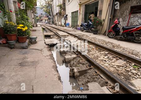 Hanoi, Vietnam, gennaio 2023. Hanoi, Vietnam, gennaio 2023. le tracce tra le case del vecchio quartiere del centro della città Foto Stock