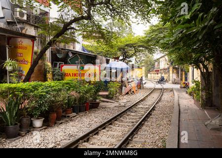 Hanoi, Vietnam, gennaio 2023. le tracce tra le case del vecchio quartiere del centro della città Foto Stock