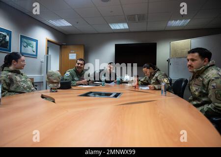 Gli Airmen del Team Mildenhall ricevono un brief pre-volo per un volo storico ispanico alla Royal Air Force Mildenhall, Inghilterra, 06 ottobre 2022. Gli Airmen ispanici di tutta l'installazione si sono riuniti per un volo per onorare il loro patrimonio e condividere esperienze culturali tra loro durante il mese del patrimonio ispanico. Foto Stock