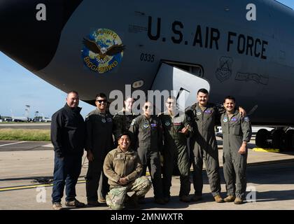 Gli Airmen della squadra Mildenhall partecipano al volo storico ispanico presso la Royal Air Force Mildenhall, Inghilterra, 06 ottobre 2022. Gli Airmen ispanici di vari squadroni si sono riuniti in onore del mese del patrimonio ispanico e hanno condiviso esperienze culturali tra loro. Foto Stock