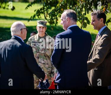 Estee Pinchasin, comandante del distretto di Baltimora, parla con i partner durante un evento di progetto di restauro dell'ecosistema Mid-Bay a Fort McHenry il 6 ottobre 2022. Foto Stock