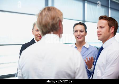 Condivisione di idee aziendali. Donna d'affari che condivide le sue idee con i colleghi in riunione. Foto Stock