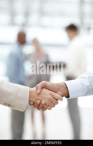 Sigillare l'affare. Vista ritagliata di due uomini d'affari che scuotono le mani. Foto Stock