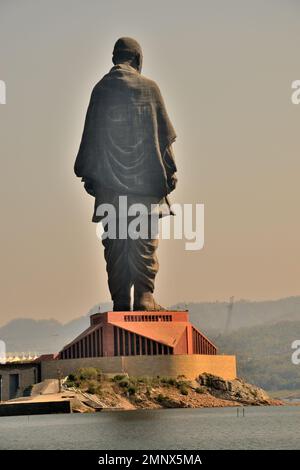 Statua dell'unità, statua colossale di Vallabhbhai Patel, la statua più alta del mondo, situata nella colonia di Kevadia, Gujarat, India Foto Stock