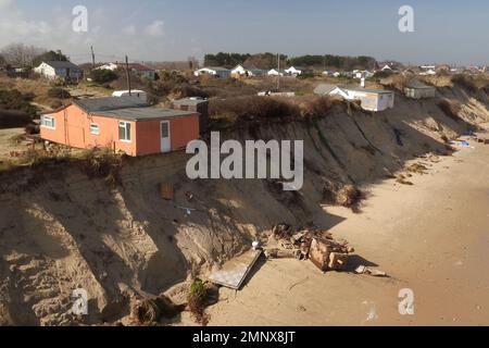 File foto datata 20/3/2018 di case si trovano sul bordo della scogliera sul Marrams in Hemsby, Norfolk dove parti della scogliera sono crollate nel mare. Secondo un gruppo d’azione sul clima, entro il 2100, quasi £600 milioni di abitazioni costiere in Inghilterra potrebbero andare perdute in mare. One Home ha identificato 21 villaggi e frazioni a rischio e ha stimato quanta costa potrebbe essere persa in quel paese, supponendo che siano seguite le attuali politiche in materia di difesa, ritiro o abbandono di tratti di costa. Data di emissione: Martedì 31 gennaio 2023. Foto Stock