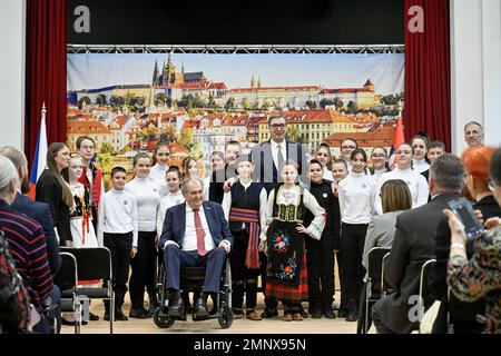 Belehrad, Srbsko. 30th Jan, 2023. Il presidente ceco Milos Zeman, in carrozzina, e il suo omologo serbo Aleksandar Vucic, al centro, aprono la Casa ceca a Belgrado, in Serbia, il 30 gennaio 2023. Credit: Vit Simanek/CTK Photo/Alamy Live News Foto Stock