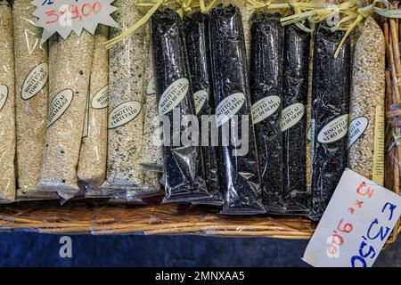 Firenze, Italia - 03 giugno 2022: Risotti toscani con formaggio, inchiostro calamaro e tartufi in mostra presso un negozio del mercato Centrale Foto Stock