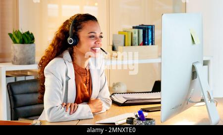 Responsabile delle risorse umane durante una videochiamata, che sventolava e sorrideva un collega durante una riunione per discutere del lavoro. Condurre un colloquio con un potenziale Foto Stock