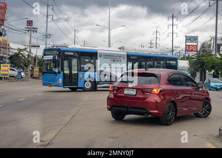 SAMUT PRAKAN, THAILANDIA, MAGGIO 21 2022, traffico all'incrocio a U Turn Foto Stock