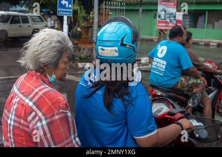 Ratchaburi, Thailandia, 14 2022 NOVEMBRE, motociclisti sono in attesa al crocevia di una città provinciale Foto Stock