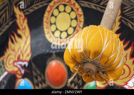 Un mazzuolo con un gong decorato con mitologia buddista, Thailandia Foto Stock