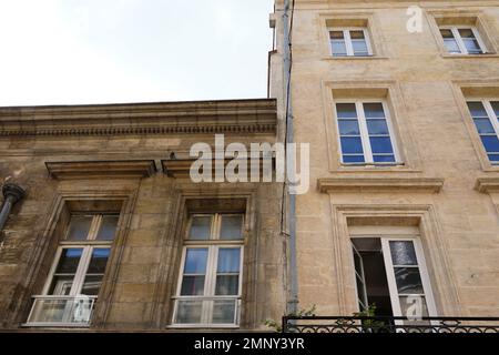 prima e dopo il confronto di pulizia facciata edificio contro lavarsi facciate pulite casa e sporco uno Foto Stock