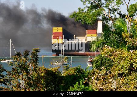 Fuoco a bordo della nave container marcata CON BANDIERA A MALTA CAPO KORTIA sul lato Pacifico del canale di Panama, 30 gennaio 2023 Foto Stock