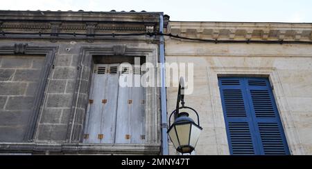 Prima e dopo la pulizia del lifting lavare facciata ristrutturazione fuori della Casa pulito trascurato facciate edificio Foto Stock