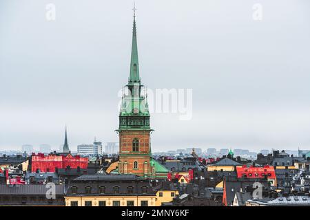 Skyline di Gamla Stan a Stoccolma, la capitale della Svezia in inverno con il campanile di San Gertrud Foto Stock