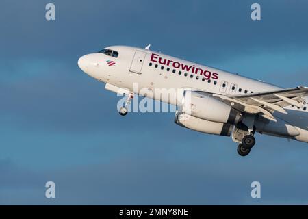 Zurigo, Svizzera, 19 gennaio 2023 l'aeromobile Eurowings Airbus A319-132 parte dalla pista 28 Foto Stock