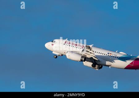 Zurigo, Svizzera, 19 gennaio 2023 l'aeromobile Eurowings Airbus A319-132 parte dalla pista 28 Foto Stock