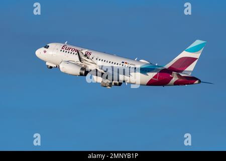 Zurigo, Svizzera, 19 gennaio 2023 l'aeromobile Eurowings Airbus A319-132 parte dalla pista 28 Foto Stock